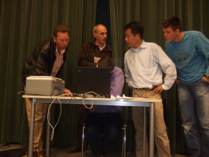 dscf1789 Wedstrijdleiders en andere deskundigen buigen zich over de indeling.